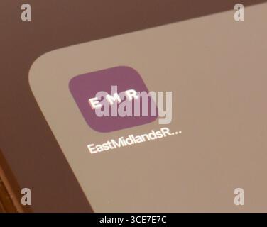 App East Midlands Rail sur un écran de smartphone avec une Mastercard pour payer les billets Banque D'Images