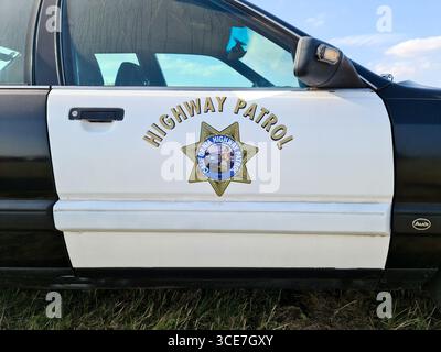 Hildesheim, Allemagne - 09. Août 2025 : gros plan d'une porte de voiture California Highway Patrol, mettant en évidence le logo emblématique et le lettrage de patrouille Banque D'Images