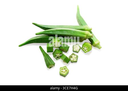 Légumes frais d'okra (abelmoschus esculentus) isolés sur fond blanc Banque D'Images