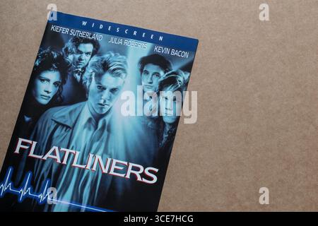 Film 'Flatliners' ; édition DVD ; couverture ; Julia Roberts | Kiefer Sutherland | Kevin Bacon ; isolé sur fond blanc Uni ; plan en haut angle. Banque D'Images