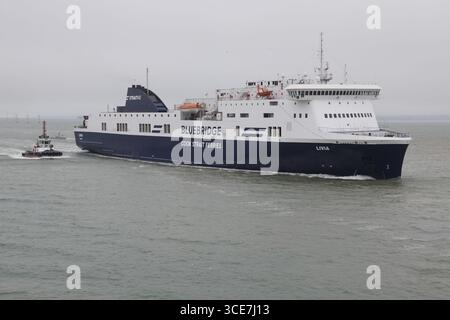 Les passagers et les marchandises roulent sur le ferry roulant MV LIVIA fait une brève visite de la ville Banque D'Images