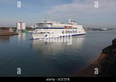 Brittany Ferries voiture à propulsion hybride et ferry de passagers MV GUILLAUME DE NORMANDIE sortant du port Banque D'Images