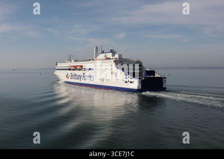 Brittany Ferries la voiture à propulsion hybride et le ferry de passagers MV GUILLAUME DE NORMANDIE quittent le Royaume-Uni à destination de la France Banque D'Images