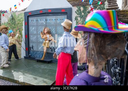 Kettlewell Scarecrow Festival and Trail dans les rues de Kettlewell, North Yorkshire, Angleterre. Banque D'Images