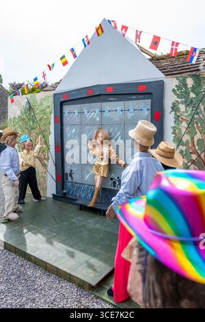 Kettlewell Scarecrow Festival and Trail dans les rues de Kettlewell, North Yorkshire, Angleterre. Banque D'Images