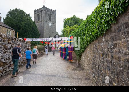 Kettlewell Scarecrow Festival and Trail dans les rues de Kettlewell, North Yorkshire, Angleterre. Banque D'Images