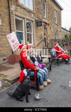 Kettlewell Scarecrow Festival and Trail dans les rues de Kettlewell, North Yorkshire, Angleterre. Banque D'Images