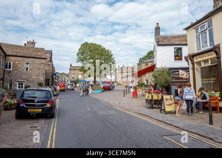 Grassington, une ville marchande du Yorkshire, en Angleterre, connue pour ses bâtiments historiques en pierre, sa place du marché pavée et une attraction touristique populaire. Banque D'Images