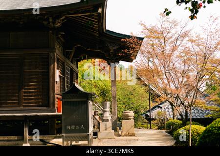 shikoku, JAPON - 2 mai 2025 Temple Sankaku ij No 65 dans le pèlerinage de Shikoku. Photo de haute qualité Banque D'Images