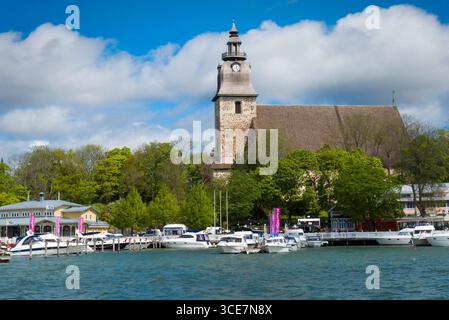 Église médiévale en pierre et port de plaisance à Naantali, Finlande Banque D'Images