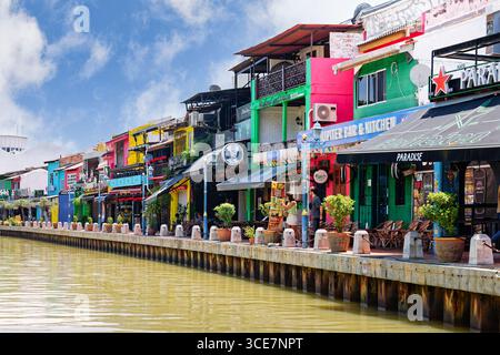 Vieilles maisons colorées converties en restaurants ou boutiques le long de la rivière Malacca ou Melaka, Malacca, Malaisie Banque D'Images