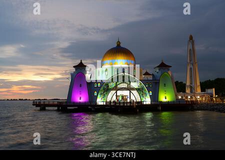 Détroit de Malacca ou Mosquée Selat au coucher du soleil, Malacca, Malaisie Banque D'Images