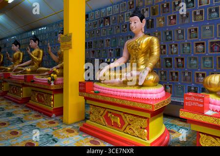 Bouddha couché Wat Chaiyamangalaram Temple bouddhiste thaïlandais, rangée de statues de Bouddha assis devant le columbarium, George Town, Penang, Malaisie Banque D'Images