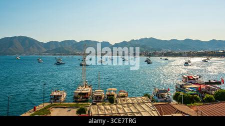 Vue panoramique sur le port de Marmaris et les vieilles maisons de ville depuis le château Banque D'Images