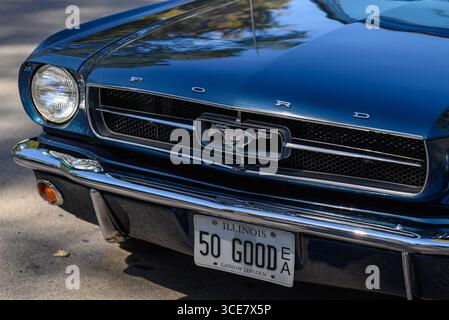 Gros plan d'une calandre Ford Mustang classique lors du salon du Grand Prix de Belgrade 2024 des voitures anciennes et anciennes à Belgrade, Serbie, le 28 septembre Banque D'Images