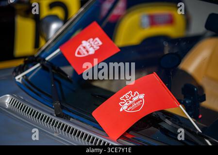 Drapeaux rouges sur le pare-brise avec le logo du Grand Prix de Belgrade 2024 salon de voitures anciennes et anciennes à Belgrade, Serbie, le 28 septembre 2024 Banque D'Images
