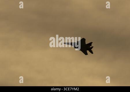 McDonnell Douglas F-15E Strike Eagle avion militaire de chasse de l'armée de l'air des États-Unis USAF en silhouette de vol au coucher du soleil à RAF Lakenheath ai Banque D'Images