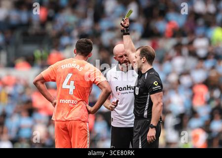 L'arbitre Anthony Backhouse donne un carton jaune à Bobby Thomas de Coventry City pour handball dans la région pendant le match du Sky Bet Championship Derby County vs Coventry City au Pride Park Stadium, Derby, Royaume-Uni, 16 août 2025 (photo de Mark Cosgrove/News images) Banque D'Images