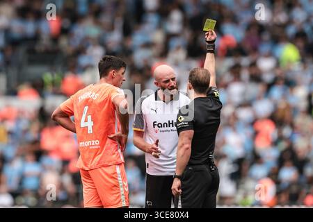 L'arbitre Anthony Backhouse remet un carton jaune à Matt Clarke du comté de Derby lors du match du Sky Bet Championship Derby County vs Coventry City au Pride Park Stadium, Derby, Royaume-Uni, 16 août 2025 (photo par Mark Cosgrove/News images) Banque D'Images