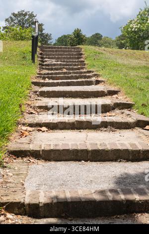 Un escalier en briques altérées menant à la colline de Middleton place plantation en Caroline du Sud. Banque D'Images
