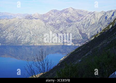 Randonnée dans les environs de Kotor, Monténégro : vue sur les colonies côtières, les montagnes et leur reflet dans les eaux bleues de la mer Adriatique Banque D'Images