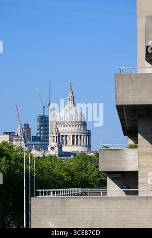 Détails architecturaux du Théâtre National avec le Dôme de la cathédrale Paul en arrière-plan, vu du pont de Waterloo. Le théâtre est PA Banque D'Images