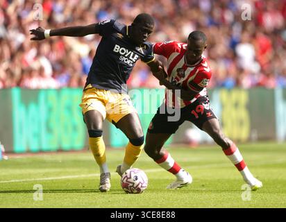 El Hadji Malick Diouf de West Ham United (à gauche) et Habib Diarra de Sunderland se battent pour le ballon lors du premier League match au Stadium of Light de Sunderland. Date de la photo : samedi 16 août 2025. Banque D'Images