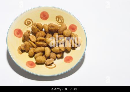 Cacahuètes grillées au miel avec du sel. Banque D'Images