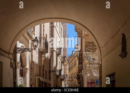 Arcade menant à la Via delle Arti (Rue des Arts), Trapani, Sicile Banque D'Images