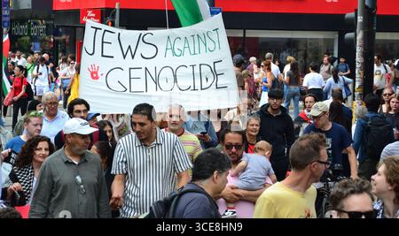 Manchester, Royaume-Uni, 16 août 2025. Plusieurs centaines de personnes ont défilé dans le centre de Manchester, au Royaume-Uni, pour protester contre le génocide à Gaza. Les organisateurs disent : « une manifestation à Manchester pour demander à la FIFA d'interdire Israël pour ses crimes à Gaza. » Une bannière dit : « Juifs contre le génocide ». Crédit : Terry Waller/Alamy Live News Banque D'Images