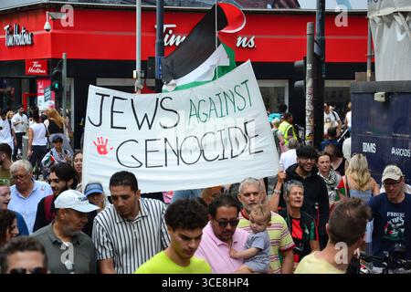 Manchester, Royaume-Uni, 16 août 2025. Plusieurs centaines de personnes ont défilé dans le centre de Manchester, au Royaume-Uni, pour protester contre le génocide à Gaza. Les organisateurs disent : « une manifestation à Manchester pour demander à la FIFA d'interdire Israël pour ses crimes à Gaza. » Une bannière dit : « Juifs contre le génocide ». Crédit : Terry Waller/Alamy Live News Banque D'Images