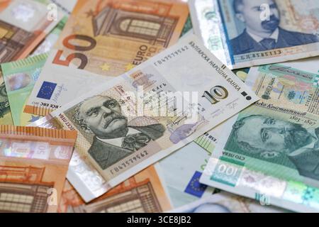 Une composition à plat de billets bulgares Lev et Euro Banque D'Images