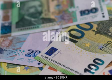 Une composition à plat de billets bulgares Lev et Euro Banque D'Images