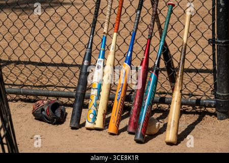 Battes de softball contre la barrière de backstop au Heckscher Ballfields à Central Park, New York City, États-Unis 2025 Banque D'Images