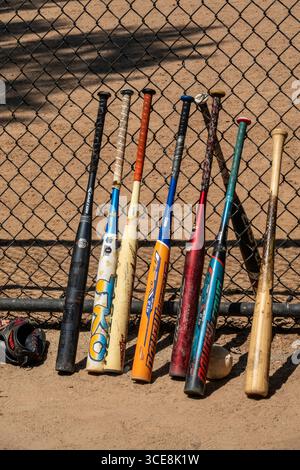 Battes de softball contre la barrière de backstop au Heckscher Ballfields à Central Park, New York City, États-Unis 2025 Banque D'Images