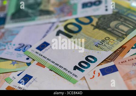 Une composition à plat de billets bulgares Lev et Euro Banque D'Images