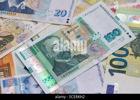 Une composition à plat de billets bulgares Lev et Euro Banque D'Images