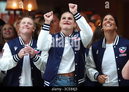 L'américaine Ilona Maher et ses coéquipiers lors d'une cérémonie de bienvenue à l'hôtel de ville de Sunderland avant la Coupe du monde de rugby féminin qui commence vendredi. Date de la photo : samedi 16 août 2025. Banque D'Images