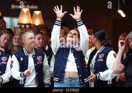 L'américaine Ilona Maher et ses coéquipiers lors d'une cérémonie de bienvenue à l'hôtel de ville de Sunderland avant la Coupe du monde de rugby féminin qui commence vendredi. Date de la photo : samedi 16 août 2025. Banque D'Images