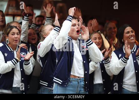 L'américaine Ilona Maher et ses coéquipiers lors d'une cérémonie de bienvenue à l'hôtel de ville de Sunderland avant la Coupe du monde de rugby féminin qui commence vendredi. Date de la photo : samedi 16 août 2025. Banque D'Images