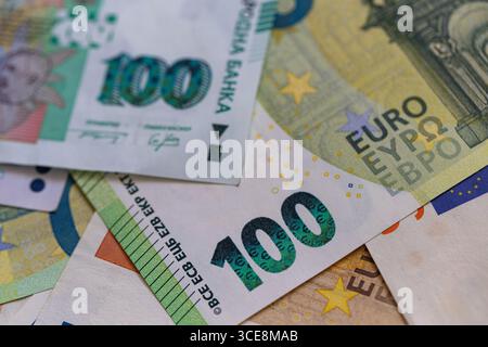 Une composition à plat de billets bulgares Lev et Euro Banque D'Images