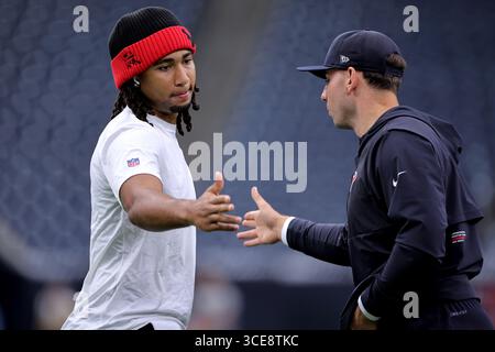 Houston, Texas, États-Unis. 16 août 2025. Le quarterback des Texans de Houston C.J. Stroud (7 ans) accueille un membre de l'équipe d'entraînement avant le match de pré-saison de la NFL entre les Texans de Houston et les Panthers de la Caroline à Houston, Texas, le 16 août 2025. (Crédit image : © Erik Williams/ZUMA Press Wire) USAGE ÉDITORIAL SEULEMENT ! Non destiné à UN USAGE commercial ! Banque D'Images