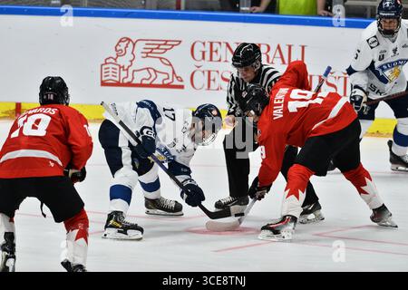 Brno, République tchèque. 16 août 2025. Jiko Laitinen (fin ; 2e à partir de la gauche) et Adam Valentini (CAN ; 2e à partir de la droite) en action lors de la Coupe Hlinka Gretzky des joueurs de hockey U18, match pour la 3e place, Canada vs Finlande, à Brno, République tchèque, le 16 août, 2025. crédit : Patrik Uhlir/CTK photo/Alamy Live News Banque D'Images