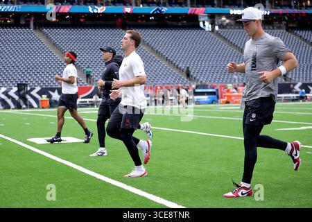 Houston, Texas, États-Unis. 16 août 2025. Les quarterbacks des Texans de Houston s'échauffent avant le match de pré-saison entre les Texans de Houston et les Panthers de la Caroline à Houston, Texas, le 16 août 2025. (Crédit image : © Erik Williams/ZUMA Press Wire) USAGE ÉDITORIAL SEULEMENT ! Non destiné à UN USAGE commercial ! Banque D'Images