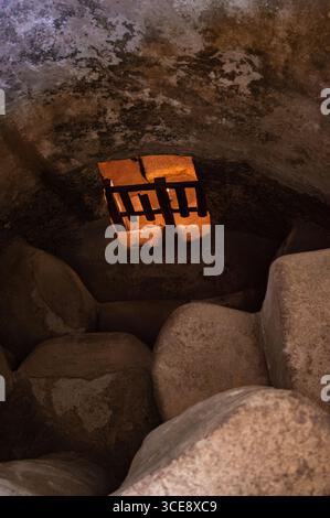 Gros plan d'un mécanisme rouillé sur une vieille machine, symbolisant le patrimoine industriel à Villeta, Cundinamarca, Colombie. Banque D'Images