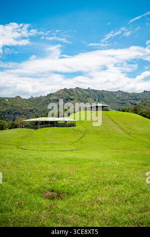 Explorez le site archéologique pittoresque de Tierradentro à Cauca, en Colombie, avec d'anciennes tombes plantées sur des collines verdoyantes. Banque D'Images