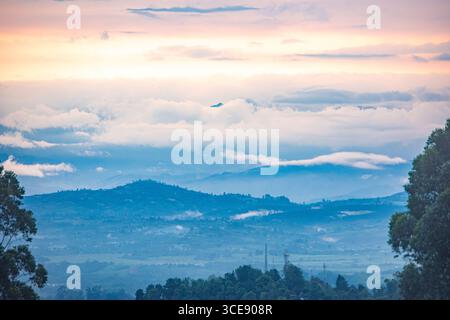 Vue magnifique sur le volcan Puracé à Popayán, Cauca, Colombie, entouré de nuages brumeux et d'un ciel vibrant au lever du soleil. Banque D'Images