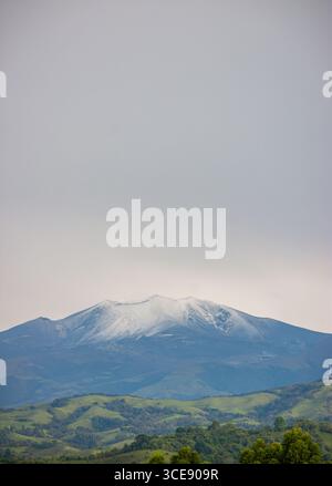 Une vue imprenable sur le volcan Puracé recouvert de neige, entouré de collines verdoyantes à Popayán, Cauca, Colombie. Banque D'Images
