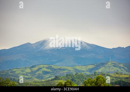 Vue imprenable sur le volcan Puracé entouré de collines verdoyantes à Popayán, Cauca, Colombie. Un paysage naturel serein. Banque D'Images