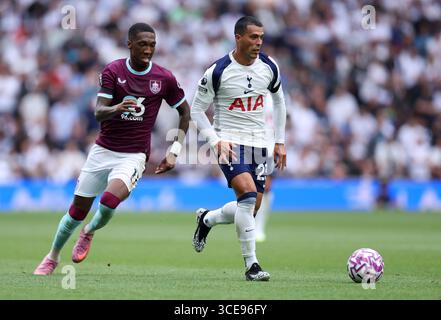 Londres, Royaume-Uni. 16 août 2025. Pedro Porro de Tottenham Hotspur avec le ballon devant Jaidon Anthony de Burnley lors du match de Tottenham Hotspur vs Burnley premier League au Tottenham Hotspur Stadium, à Londres. Le crédit photo devrait se lire : Paul Terry/Sportimage crédit : Sportimage Ltd/Alamy Live News Banque D'Images